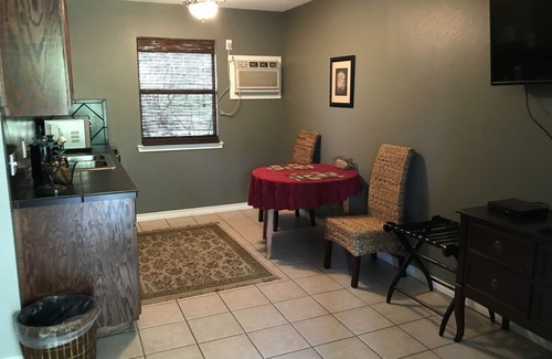 San Marcos House | Valley View Suites by the Pool