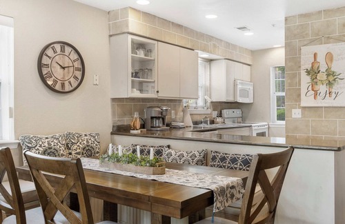 Branson Condo | Valley View Treehouse | Holiday Hills Branson | Golf Resort | Outdoor Pools