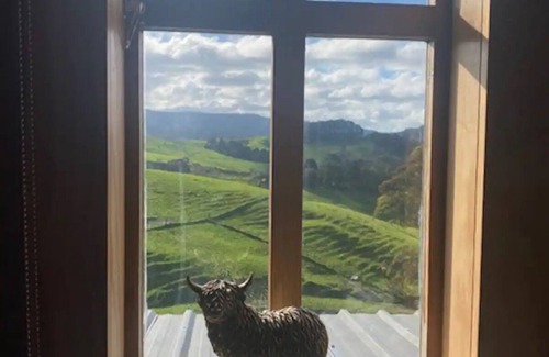 Waiatarua Cottage | Valley Views Farm Cottage