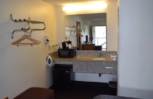 Blanks Hotel | Value Inn Livonia