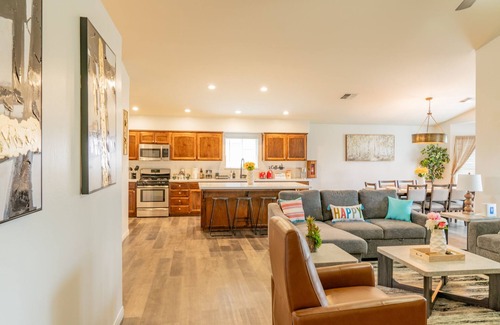 Pumpkin Center House | Valverde Oasis - 4BD Getaway near town center