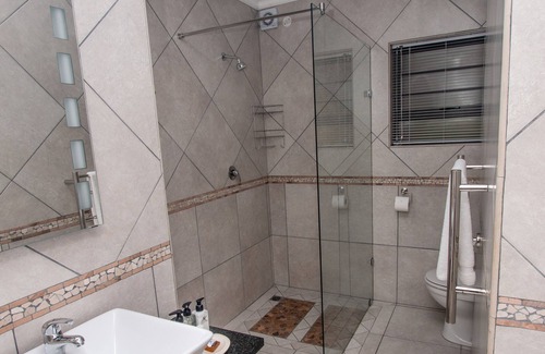 Betty's Bay House | Van Den Berg's Guesthouse