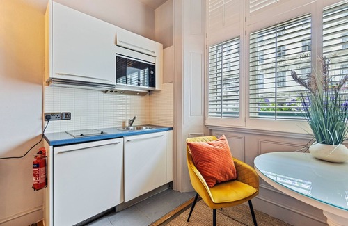 Lancaster Gate Apartment | Vancouver Studios