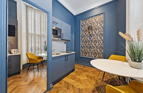 Lancaster Gate Apartment | Vancouver Studios
