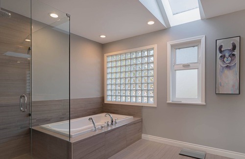 Oakridge House | Vancouver west 8 minutes to downtown and airport
