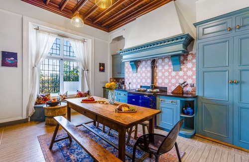 Torquay City Centre Ski Chalet | Vane Tower- Historic retreat with Panoramic Sea Views