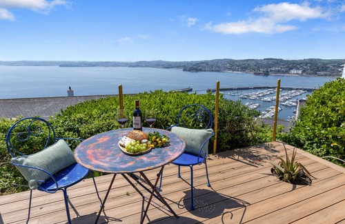 Torquay City Centre Ski Chalet | Vane Tower- Historic retreat with Panoramic Sea Views