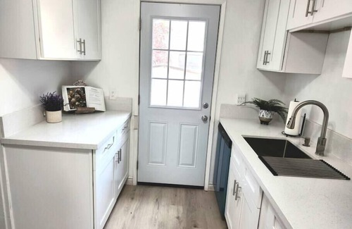 Monrovia House | Vanellie Luxe Home -Relaxing space-3beds 2 baths