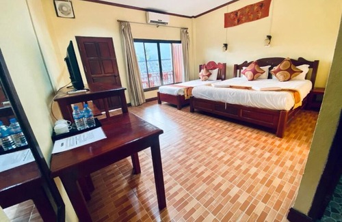 Vang Vieng Hotel | Vang Vieng Namsong River view Hotel