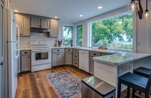 Valois House | Vanster House overlooking Seneca Lake