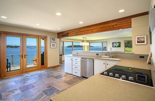 South Colby House | Vashon Beachfront Retreat with Breathtaking Views