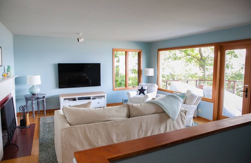 South Colby House | Vashon Beachfront Retreat with Breathtaking Views