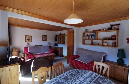 Les Allues Apartment | Vaste Appt 2 ch + cabine, 200m des pistes, parking, balcon sud, non-fumeur - FR-1-355-183