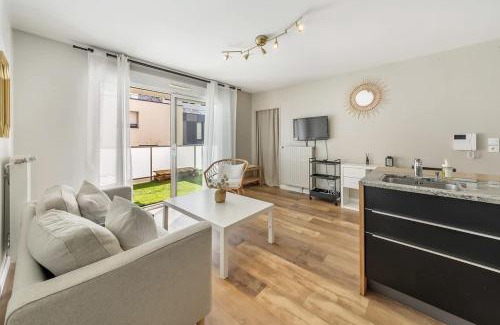 Beauregard Apartment | VAUBAN - Appartement au calme - Parking/Terrasse