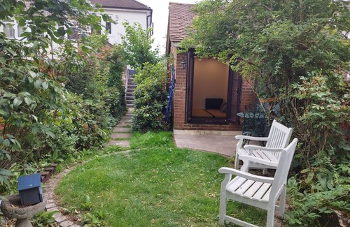 Coombe Hill Apartment | Vc - Cottage In The City
