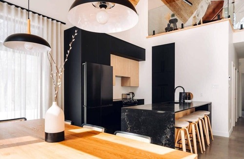 Val-des-Lacs Ski Chalet | VDL Rock Haus Summary