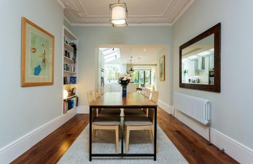 Oval House | Veeve - Embassy Elegance