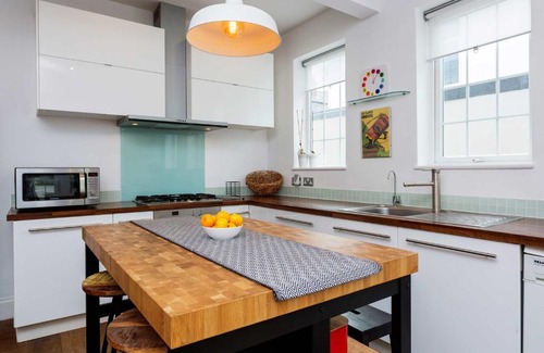 Hillside House | Veeve - Wimbledon Wildflower
