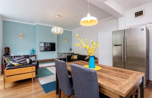 Hillside House | Veeve - Wimbledon Wildflower