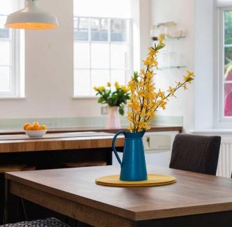 Hillside House | Veeve - Wimbledon Wildflower
