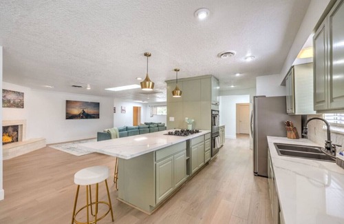 Royal Crest Rancheros Villa | Vegas Mansion: Pool, Spa, Sauna, Theatre, By STRIP