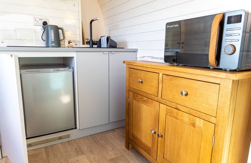 Arnold Cottage | VEIKO - MAYFLOWER MEADOW, romantic, with hot tub in Brandesburton