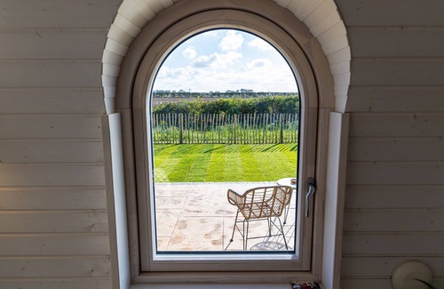 Arnold Cottage | VEIKO - MAYFLOWER MEADOW, romantic, with hot tub in Brandesburton