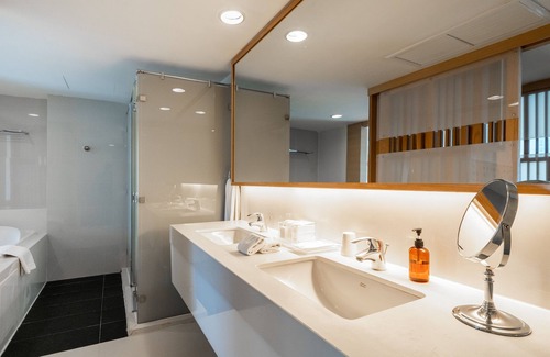 Pathumwan Hotel | VELA Dhi GLOW Pratunam