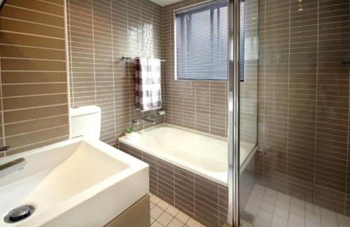 Clovelly Apartment | VELLY-Modern Light 2BR Moments from Clovelly Beach