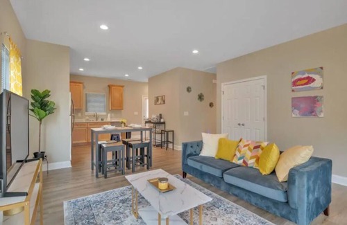 Gastonia House | VELVET CHIC 2 bed/1 bath - Near FUSE and Downtown