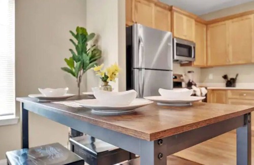 Gastonia House | VELVET CHIC 2 bed/1 bath - Near FUSE and Downtown