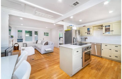 Venice House | Venice Beach Bungalow 6 Blocks From Beach