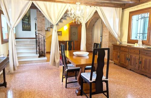 Campagna Lupia House | VENICE Elegant Bedroom with Private Bathroom