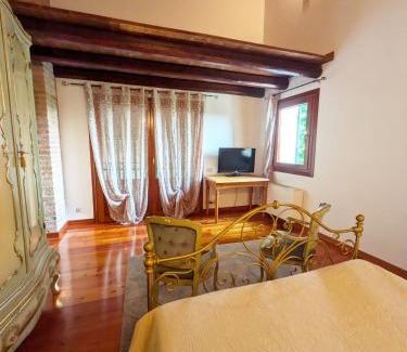 Campagna Lupia House | VENICE Elegant Bedroom with Private Bathroom