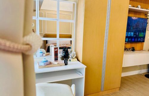 Pinagsama Apartment | Venice Staycation Cozy Glimpse of Grand Canal View Retreat