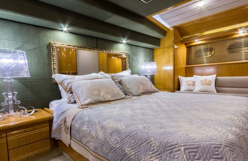 Alimos Boat Rental | VENTO- a comfortable Yacht like your home!