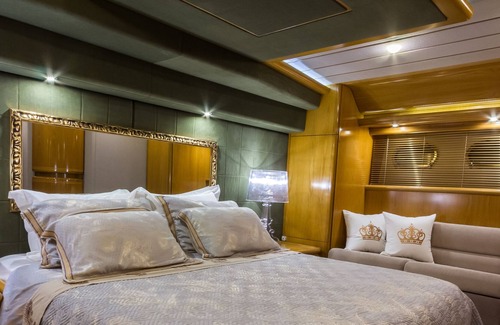 Alimos Boat Rental | VENTO- a comfortable Yacht like your home!