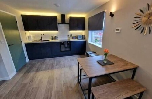 Plasnewydd Apartment | Vere Room 4 - Double Room - Shared Bathroom Near City Centre