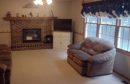 Vermilion House | Vermilion Country Escape, peace and quiet minutes from Lake Erie and Cedar Point