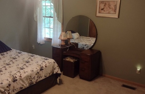 Vermilion House | Vermilion Country Escape, peace and quiet minutes from Lake Erie and Cedar Point