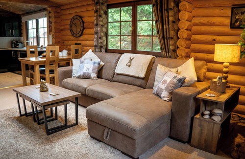 Morpeth Cabin | Vermont Lodge - Large Luxury Scandinavian Log Cabin with Hot Tub - Felmoor Park