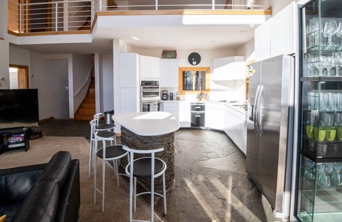 Andover House | Vermont's Mountain Villa: Hot tub, Ski views, Pet+