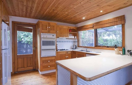 Jan Juc House | Vernon Hideaway I Pet Friendly I Walk to beach