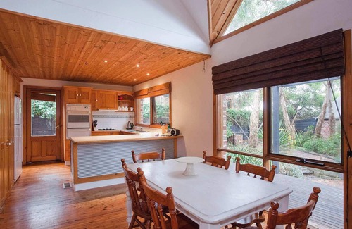 Jan Juc House | Vernon Hideaway I Pet Friendly I Walk to beach