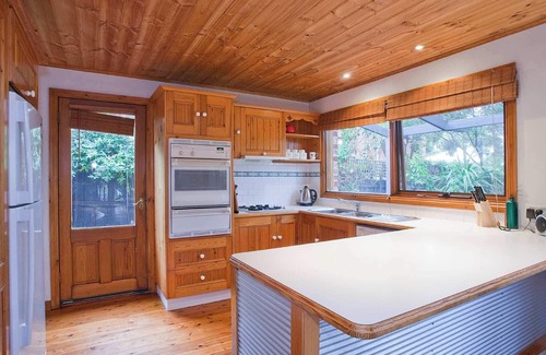 Jan Juc House | Vernon Hideaway I Pet Friendly I Walk to beach