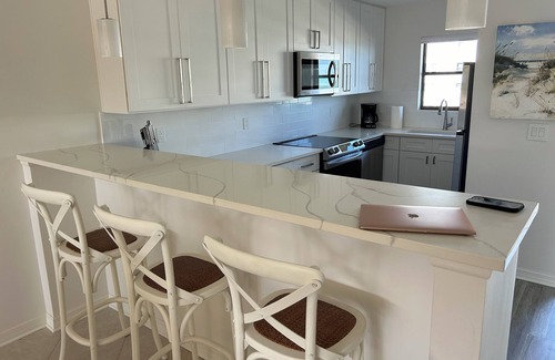 Central Beach Condo | Vero Beach 2Bed 2Bath Condo with, Pool, Tennis, Pickleball, Fitness Next 2 Beach