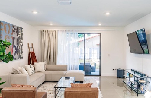 West Little Havana House | Versailles Villa 2- Luxury Designer Townhome