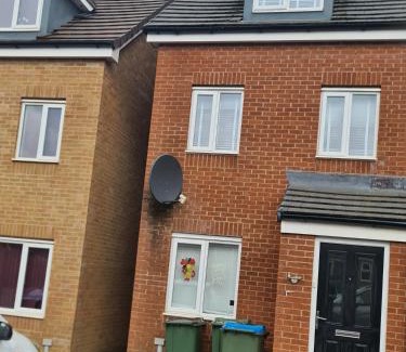Coventry Apartment | Very cosy 3 bedroom house close to city