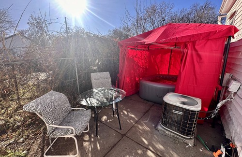 Lincoln House | Very large 1 bedroom house with hot tub very roomy