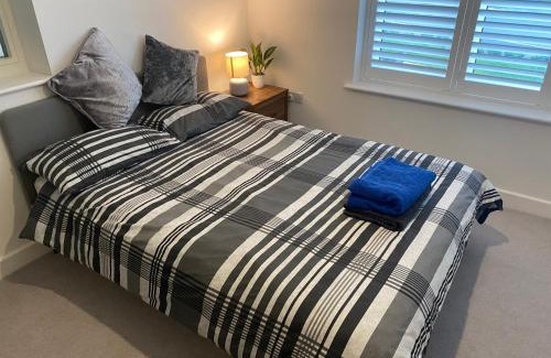 Newhaven House | Very Large Double Room with Corner Sofa, Sky TV, Netflix etc, Fridge and Microwave